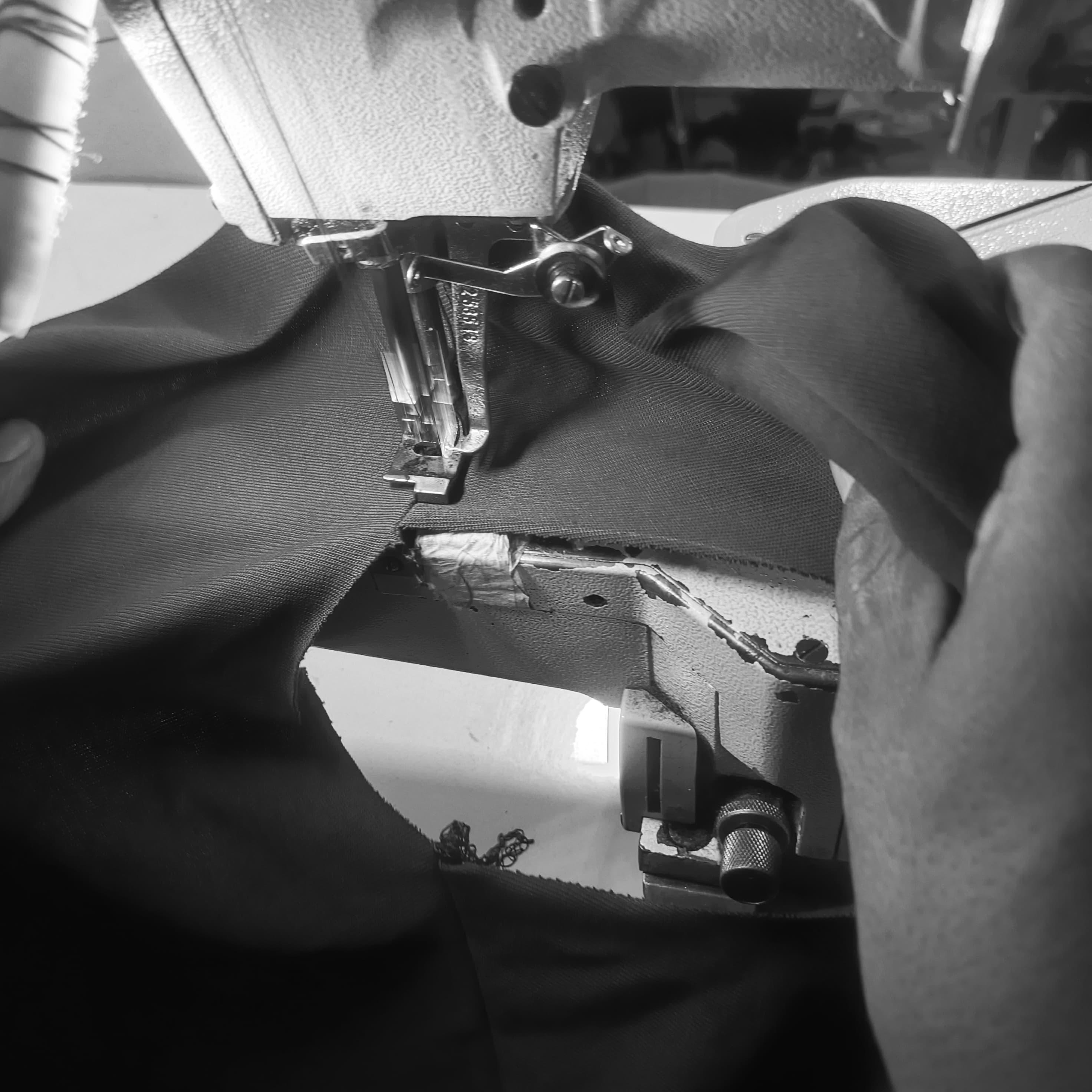 het naaien met machine handwerk voor de productie van atrobe kleding