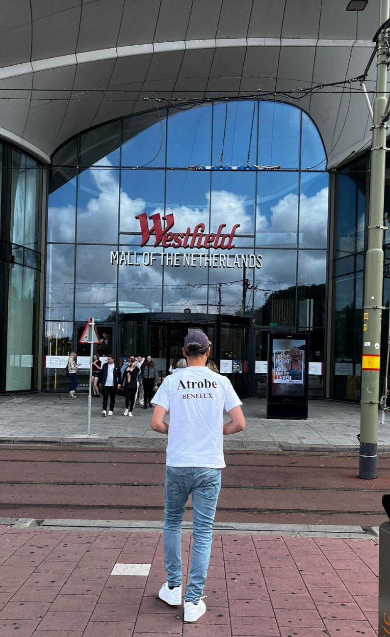foto van het atrobe arvo shirt dragend door een model voor westfield mall of the netherlands