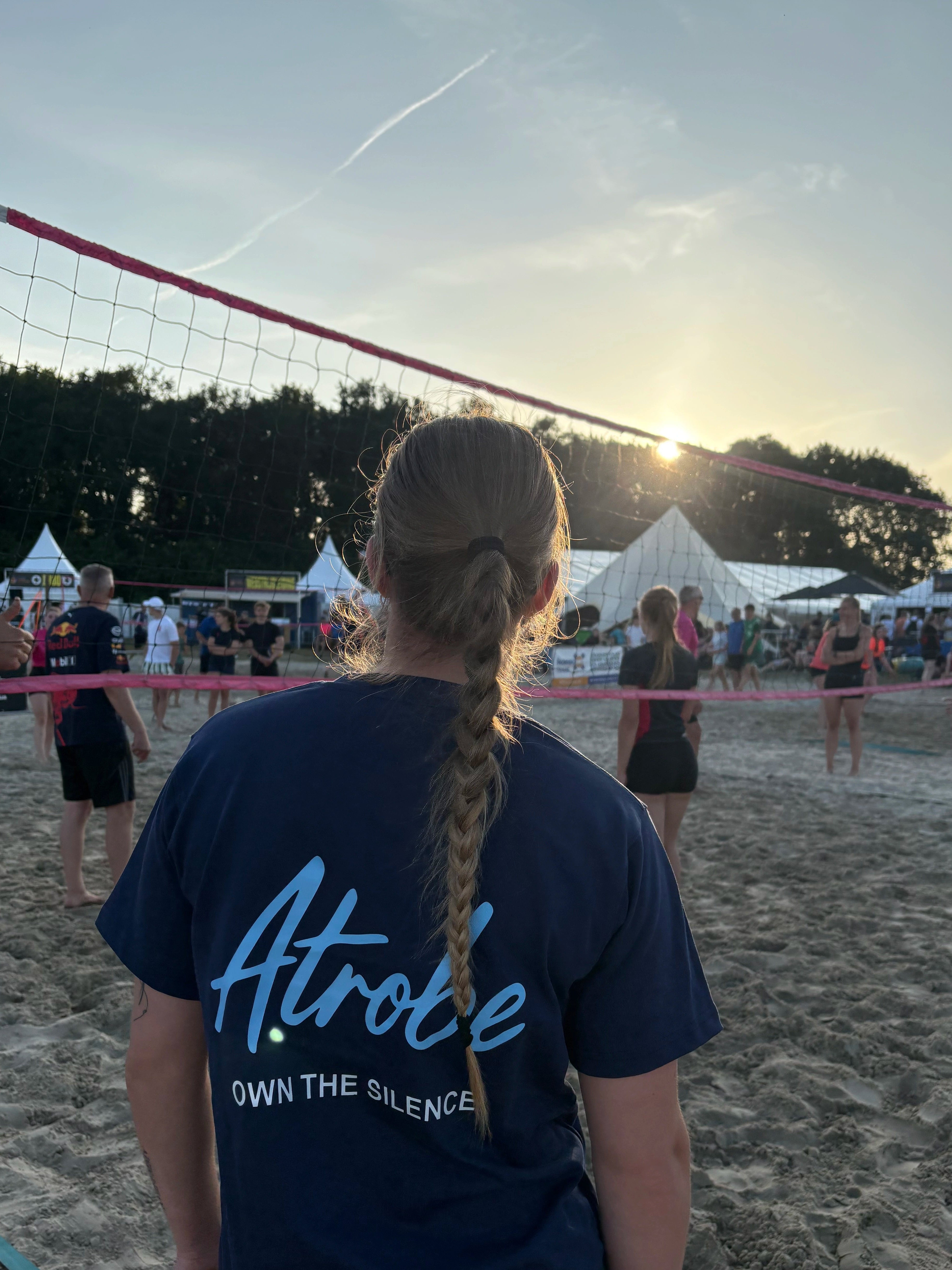 dame met atrove shirt aan met own the silence 